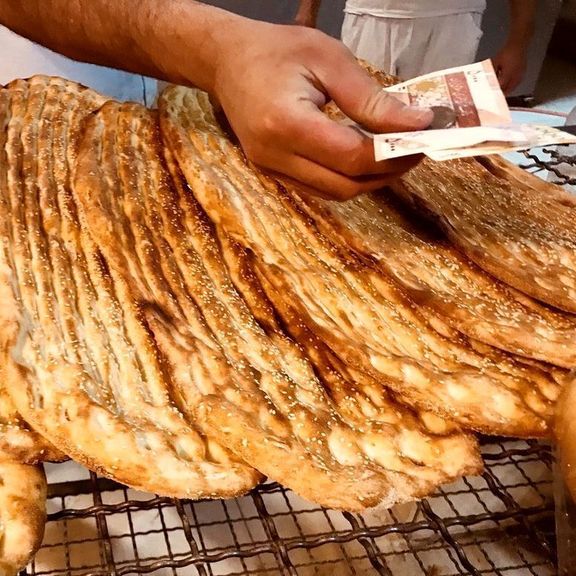 وزیر داخله ایران میگوید همزمان با اخراج افغانها مصرف نان کم شده است