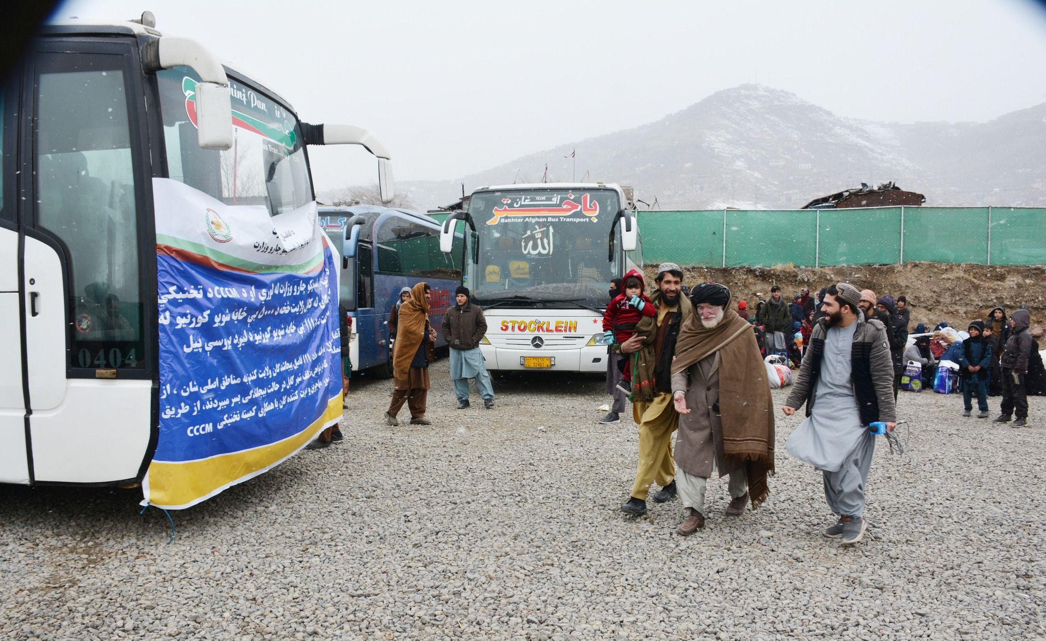 طالبان از آغاز انتقال بیش از صد خانواده بی‌جاشده از کابل به قندز خبر داد