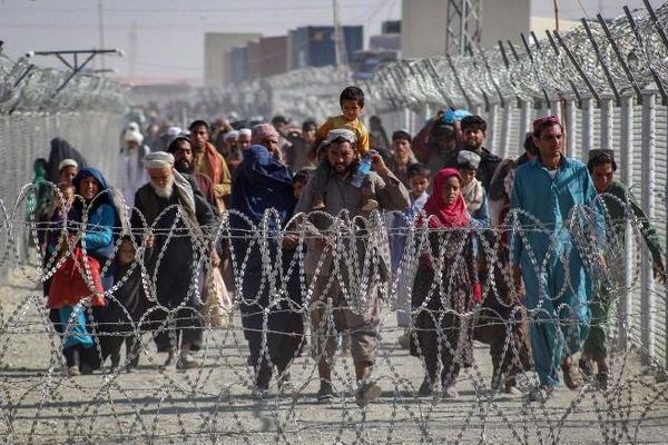 طالبان: په تېره یوه ورځ کې ۷۴۵ کورنۍ له ګاونډیو هېوادونو څخه افغانستان ته راستنې شوې دي