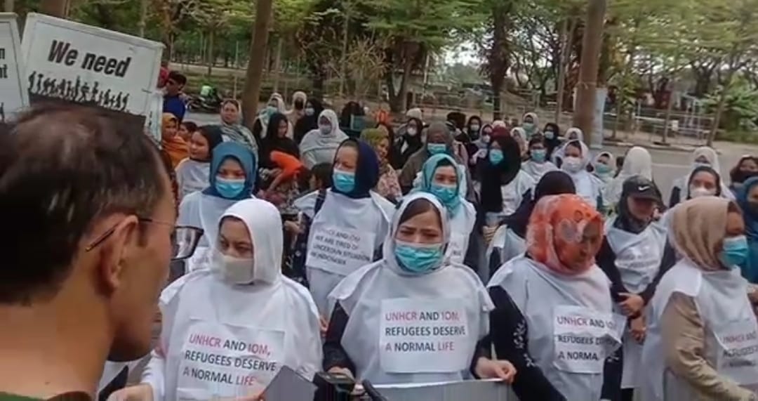 روز جهانی پناهنده؛ پناهجویان افغان در اندونزیا با پوشیدن کفن تظاهرات کردند