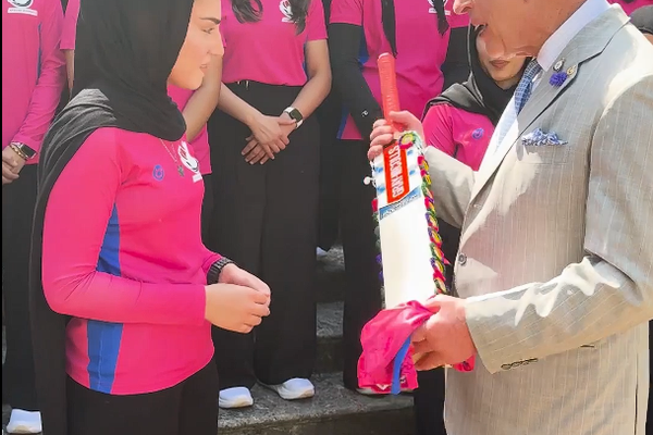 د بریتانیا پاچا د افغان کډوالو ښځو د کرکټ لوبډلې له غړو سره ولیدل