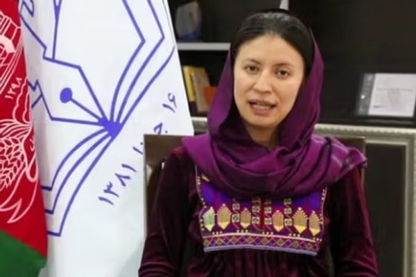 شهرزاد اکبر: پر افغانانو د بریتانیا د ویزو بندول پر زده کړو د طالبانو د بندیز په څېر دي