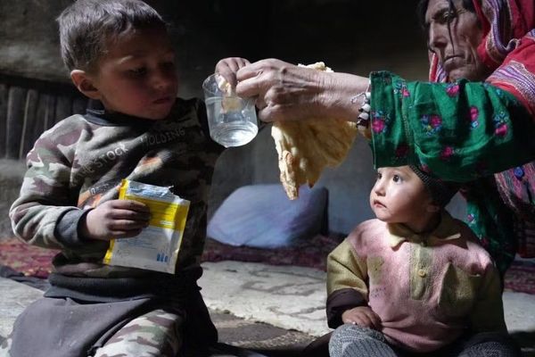 برنامه جهانی غذا: برخی خانوادههای بازگشته از ایران و پاکستان از سوءتغذیه رنج میبرند