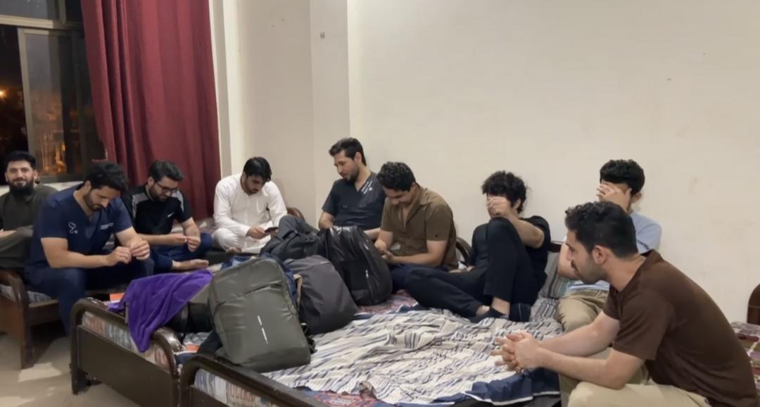 پاکستاني پولیسو ۱۳ افغان ډاکټران او د طب یوه محصله نیولي 