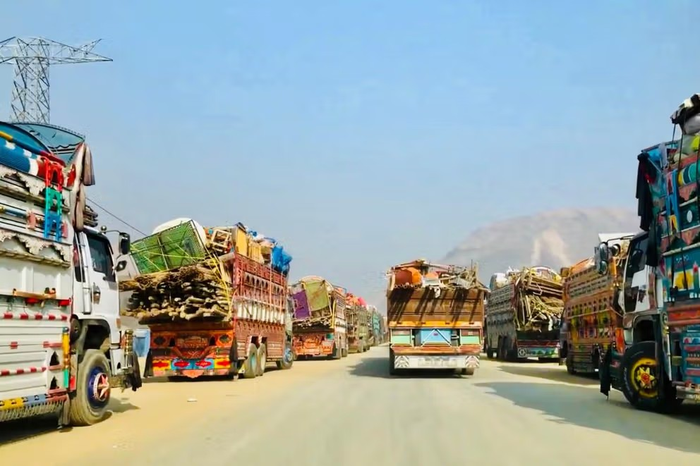 په تورخم کې ښځې او ماشومان نږدې دوه اونۍ کېږي چې په موټرو کې ناست دي 