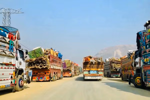 په تورخم کې ښځې او ماشومان نږدې دوه اونۍ کېږي چې په موټرو کې ناست دي