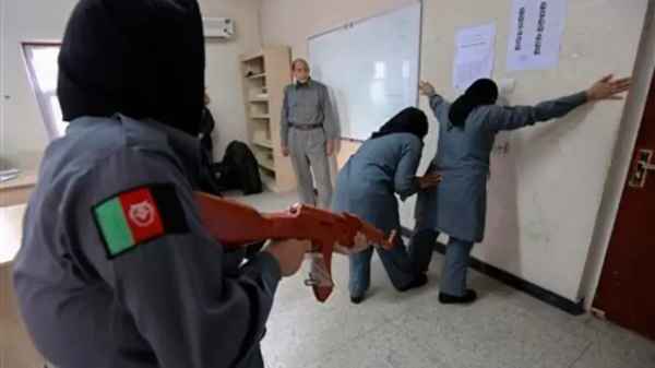 وزارت داخله طالبان: هیچ کارمند دولت سابق از جمله زنان مورد تهدید قرار نمی‌گیرند