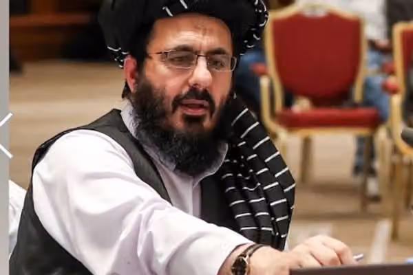 محمد نبي عمري د طالبانو د پوستو ستاینه کوي؛ خو عام وګړي یې له ناوړه چلند شکایت لري