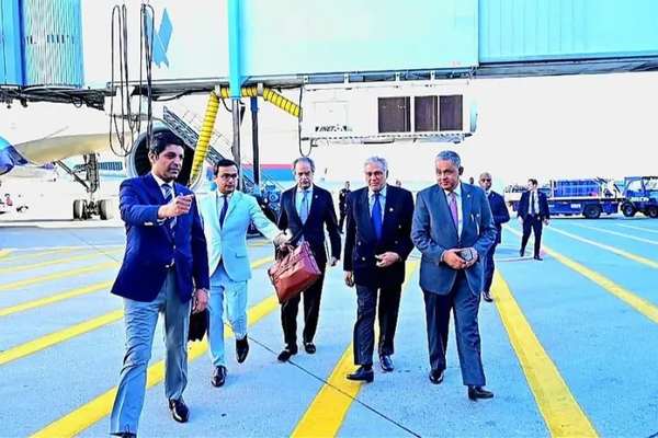 اسحاق ډار د ملګرو ملتونو عمومي اسمبلۍ په غونډه کې د ګډون لپاره نیویارک ته ورسېده