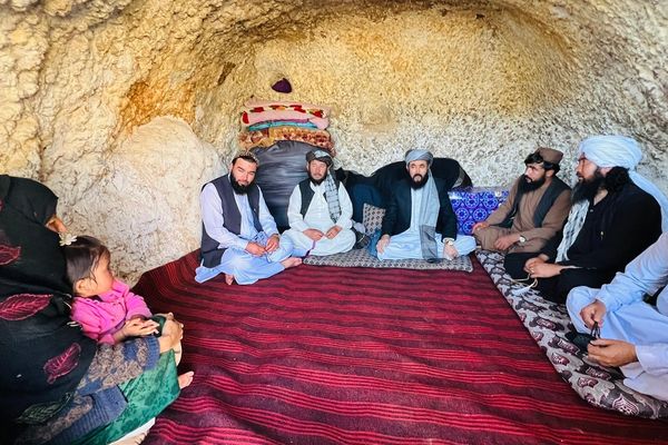 مقام طالبان میگوید به مناسبت عید قربان از مغارهنشینان بامیان بازدید کرده است