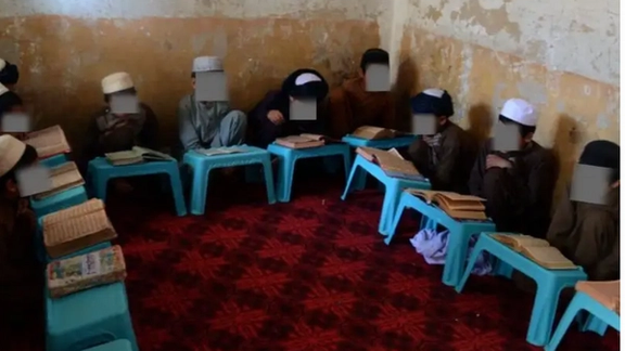 در شماری از مدارس قندهار به کودکان 'آموزشهای جهادی' به زبان اردو تدریس میشود