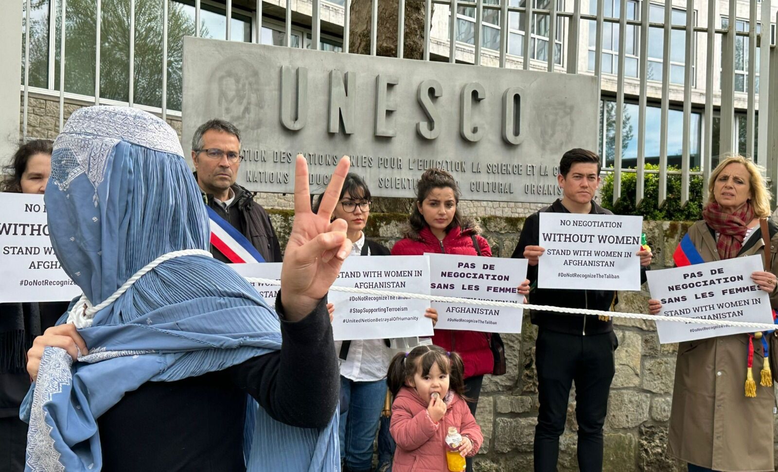 «طناب دار بر گردن زنی که آزادی می‌خواهد»؛ اعتراض مقابل دفتر فرهنگی سازمان ملل در پاریس