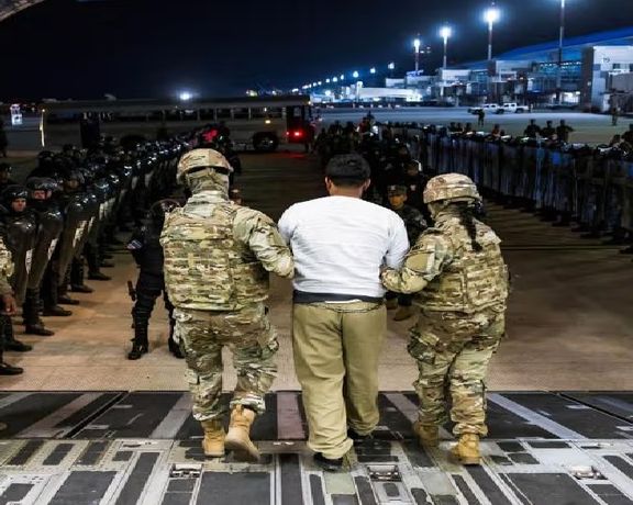 د ټرمپ ادارې له محکمې غوښتي، هغه پرېکړه لغوه کړي چې دریم هېواد ته د کډوالو د شړلو مخه نیسي