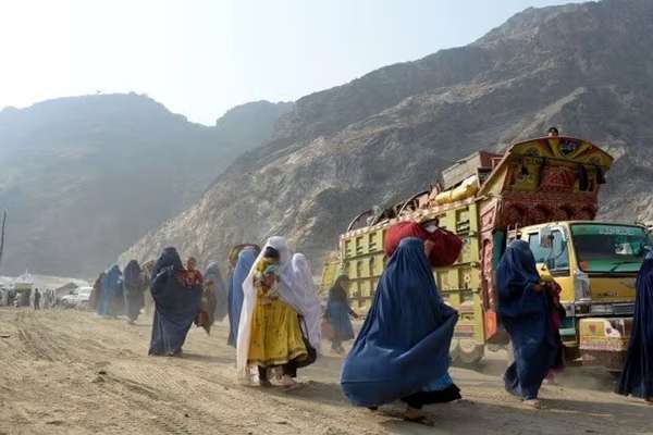 طالبان میگوید نزدیک به ۴ هزار افغان در یک روز از پاکستان و ایران اخراج شدند