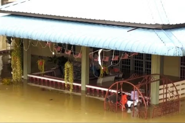 په اندونیزیا کې د سېلابونو او ځمکې ښویېدنې له امله ۸۴ کسان مړه او ۶۵ نور تري تم دي