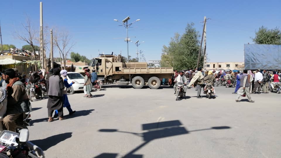 منابع مردمی در غور: طالبان یک پسر و دختر را به اتهام فرار از خانه شلاق زدند