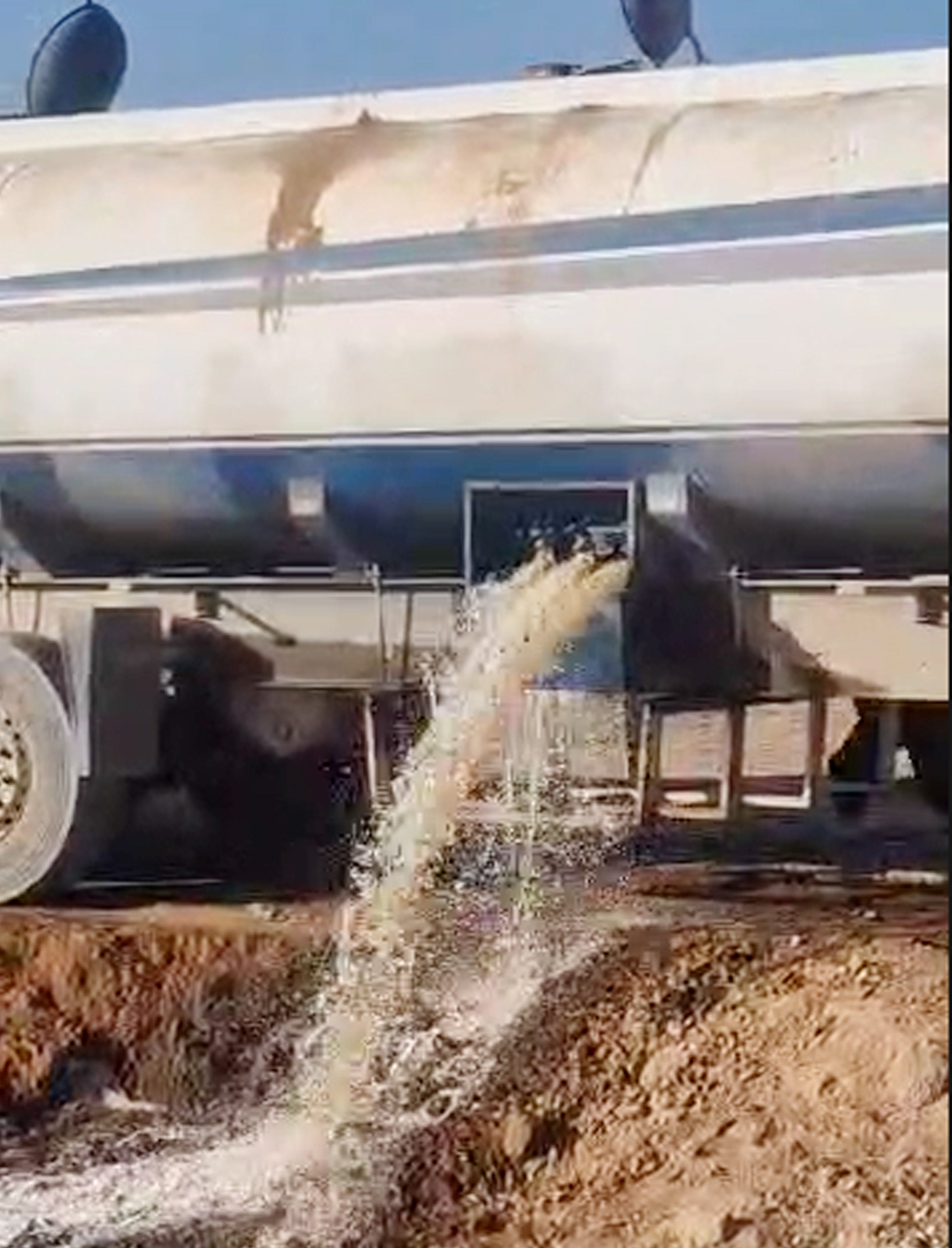 طالبان در مرز ایران '۱۰۰ تُن سوخت بی‌کیفیت قاچاقی را نابود کرد'