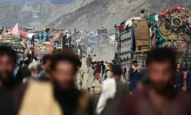 پاکستاني چارواکي: په لنډي کوتل کې هره ورځ تر ۴زره ډېر ستنېدونکي افغان کډوال ثبتېږي