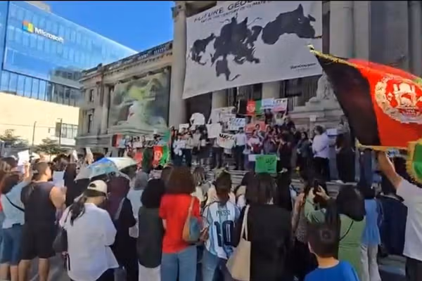 په ونکوور کې لاریون کوونکو له نړۍوالې ټولنې غوښتي چې د افغان ښځو وضعیت له پامه ونه غورځوي