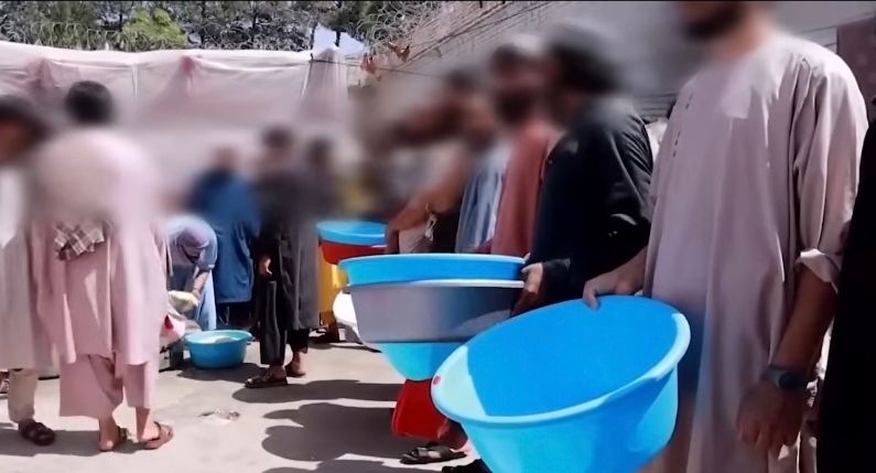 مسوولان بلاک‌های زندان در انتطار دریافت غذای زندانیان در زندان هرات