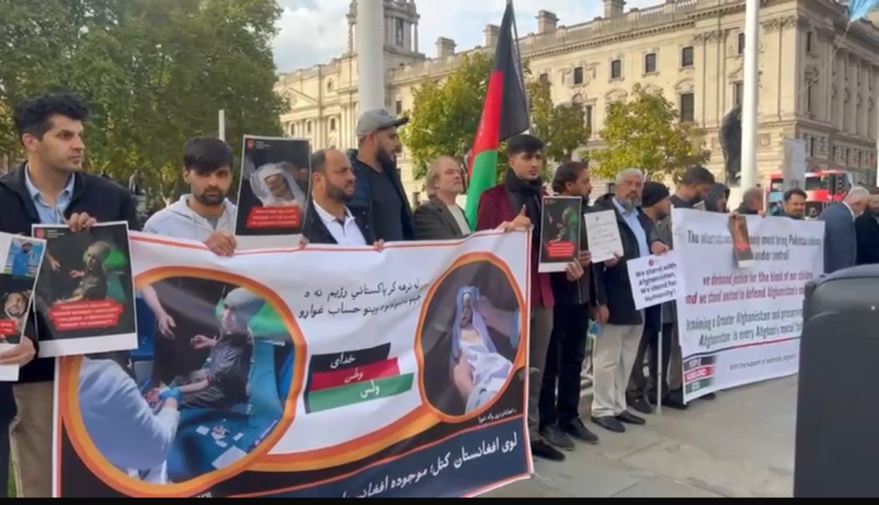 یو شمېر افغانانو د پاکستان د بریدونو خلاف د برېتانیا د پارلمان مخې ته لاریون کړی