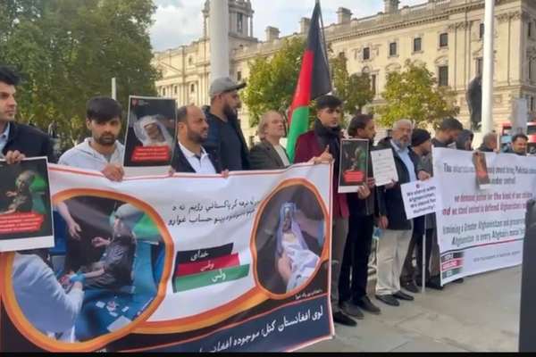 یو شمېر افغانانو د پاکستان د بریدونو خلاف د برېتانیا د پارلمان مخې ته لاریون کړی