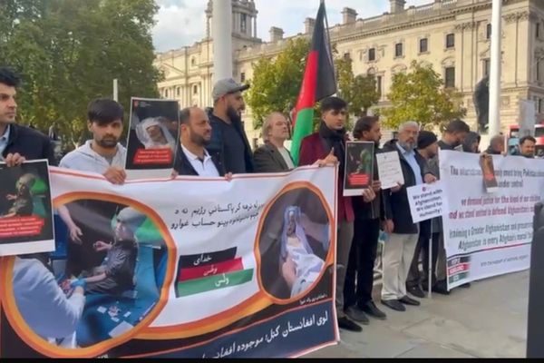 یو شمېر افغانانو د پاکستان د بریدونو خلاف د برېتانیا د پارلمان مخې ته لاریون کړی