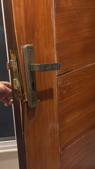 د پاکستان پولیسو د افغانانو د کورونو دروازې ماتې کړي