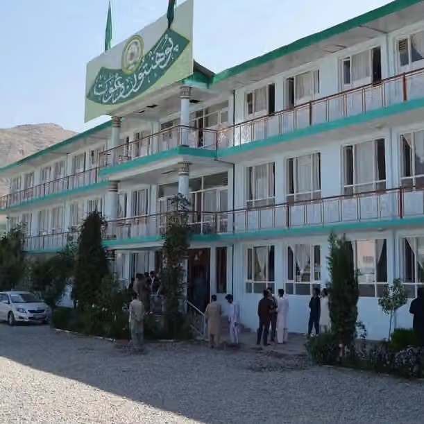 طالبان تمهل جامعة الدعوة التابعة لسياف أسبوعاً لوقف أنشطتها