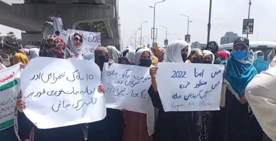پېښور کې د ښځینه روغتیاپالانو لاریون؛ له لسو میاشتو راهیسې معاش نه دې راکړل شوی