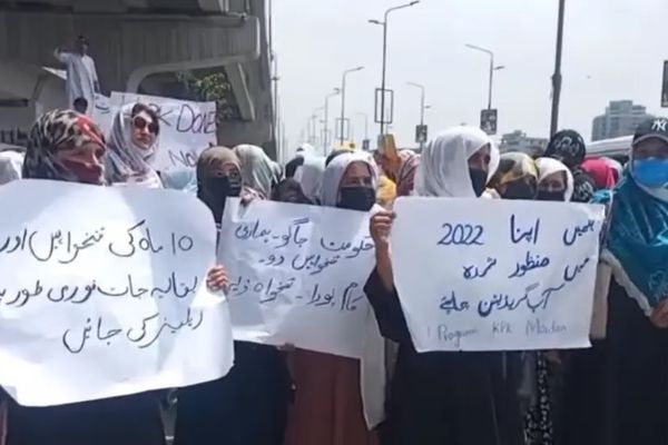 پېښور کې د ښځینه روغتیاپالانو لاریون؛ له لسو میاشتو راهیسې معاش نه دې راکړل شوی