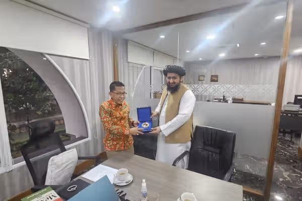 په اندونیزیا کې د طالبانو سفیر د دغه هېواد له چارواکو سره د اړیکو پر پراختیا غږېدلی