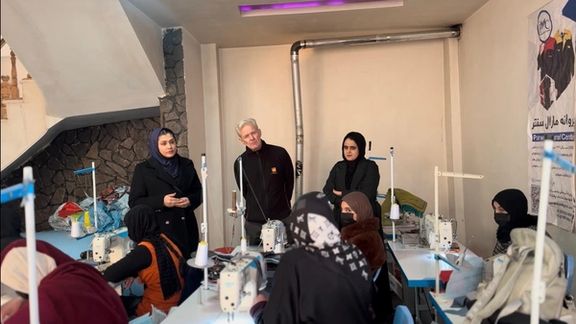 بازدید یان اگلند از یک مرکز خیاطی زنان در پروان