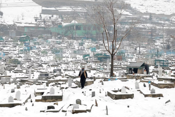 الصليب الأحمر الدولي: آلاف العائلات الأفغانية تواجه شتاءً قاسياً