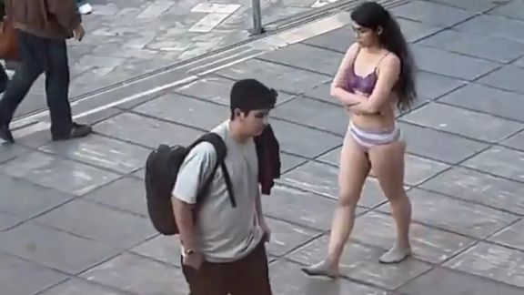 هنوز انگیزه اصلی آهوی دریایی از درآوردن لباسش مشخص نیست