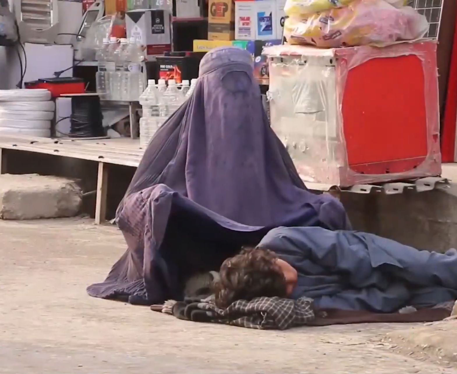 افغانستان د غربت په لړ کې؛طالبانو‌ بلخ کې نږدې ۷‌سوه ماشومان او ښځې له سوالګرۍ راګرځولې دي