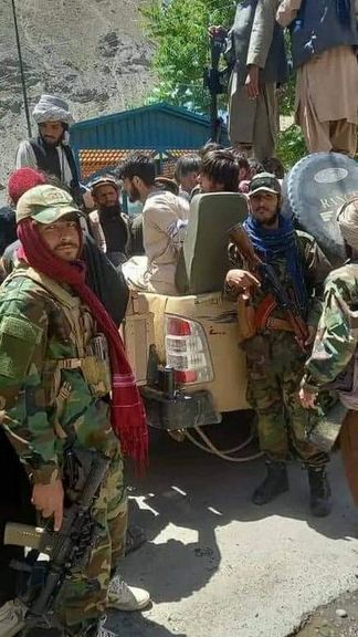 در تصاویری که در شبکههای اجتماعی منتشر شده، جریان بازداشت مردم ولسوالی خنج پنجشیر توسط طالبان دیده میشود.