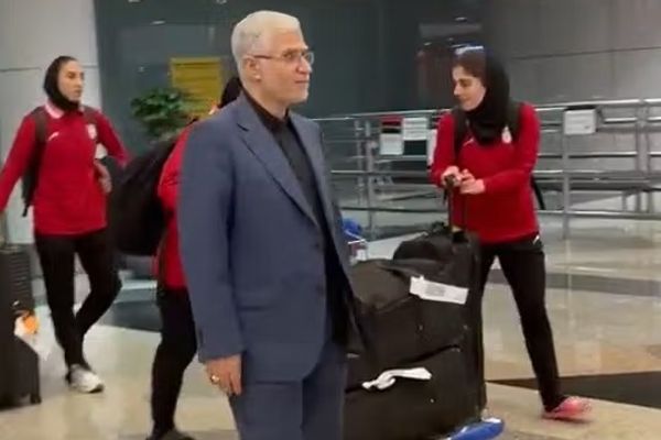 د ښځو فوټبال ټیم مسوولینو په کوالالمپور کې ایراني وګړي له لوبغاړو سره له خبرو منع کړل