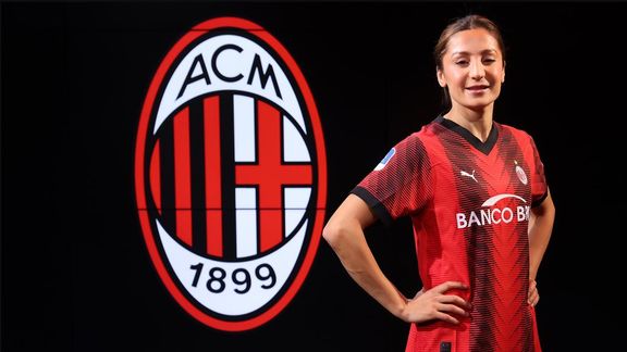 پر افتخارترین دختر فوتبالیست افغان، به باشگاه آث میلان ایتالیا پیوست