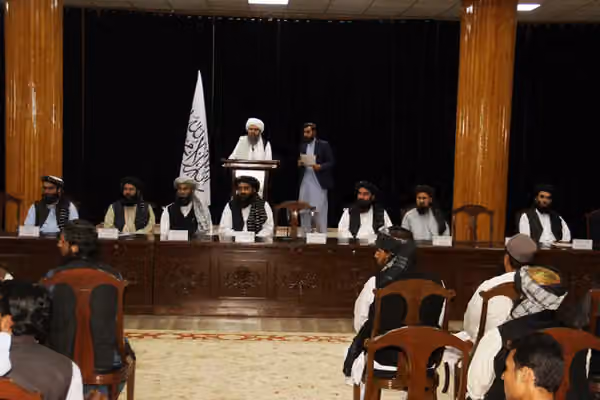 د طالبانو غبرګون: ځینو ګاونډیو هېوادونو افغانانو ته د پاتې کېدو استثنایي اجازه ورکړې ده