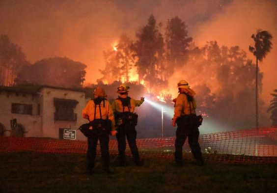 آتش‌سوزی در لس‌آنجلس؛ دست‌کم ۱۱ نفر کشته و ۱۰ هزار ساختمان تخریب شده‌اند