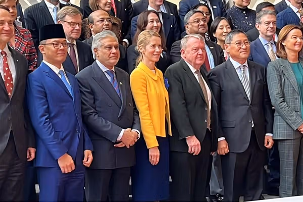 پاکستان به '۲۷ کشور اروپایی' درباره درگیری با طالبان توضیح داده است