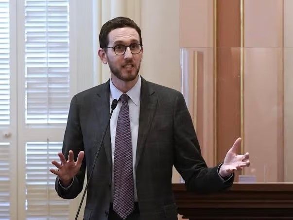 سيناتور أميركي: ترحيل اللاجئين الأفغان "سلوك مفعم بالكراهية"