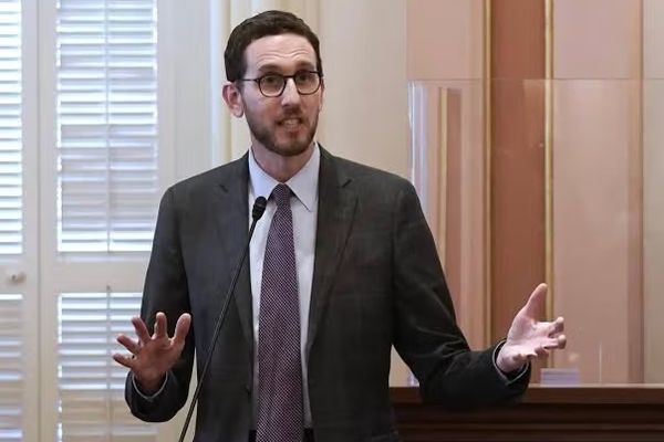 سيناتور أميركي: ترحيل اللاجئين الأفغان "سلوك مفعم بالكراهية"