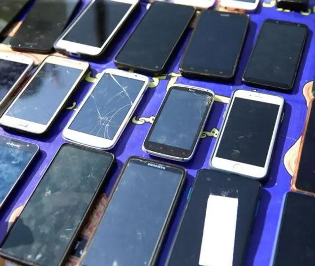 ایرانی چارواکی: افغانان غلا شوي ټلیفونونه خپل هېواد ته قاچاق کوي 