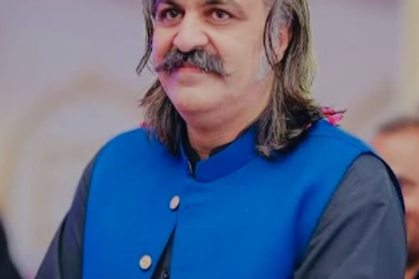 د عاصم منیر د «مارشالۍ» رتبې په مراسمو کې د ګنډاپور نه ګډون جنجالونه راپارولي دي