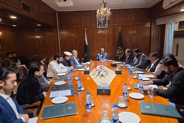 د افغانستان لپاره د پاکستان استازي د دغه هېواد د قبایلي سیمو له سوداګرو سره کتلي دي