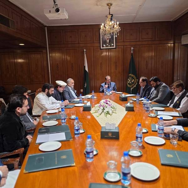 د افغانستان لپاره د پاکستان استازي د دغه هېواد د قبایلي سیمو له سوداګرو سره کتلي دي