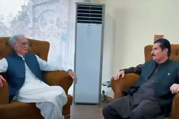 پروېز خټک: تحریک انصاف ګوند غوښتل د ټيټيپي او افغانستان اطاعت او ملاتړ وکړي