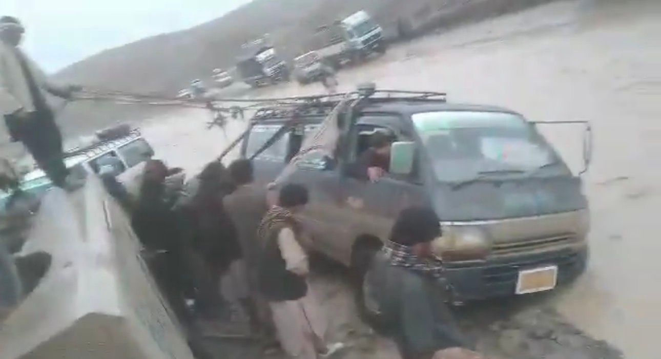 په بادغیس ولایت کې د سېلابونو له امله بند پاتې ۹۳ موټر را اېستل شوي دي